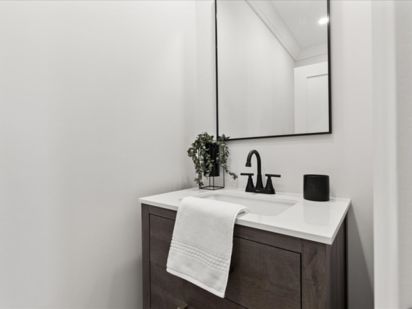 11-81 Samuel St Int-0374