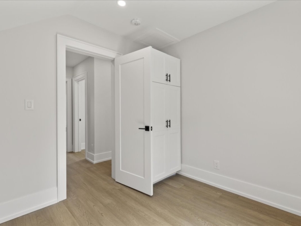 24-81 Samuel St Int-0422