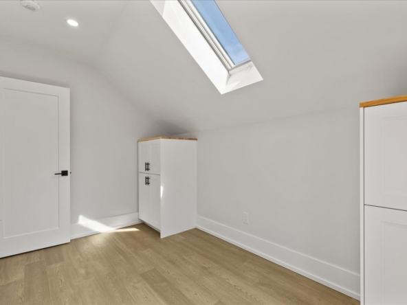 26-81 Samuel St Int-0416