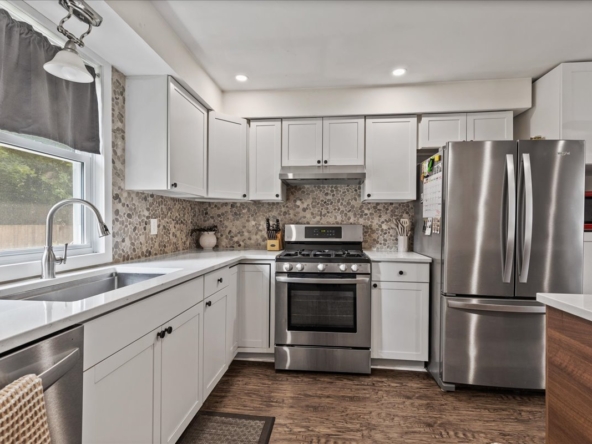 03-2 North Court St E Int-4712