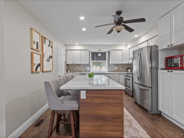 04-2 North Court St E Int-4703