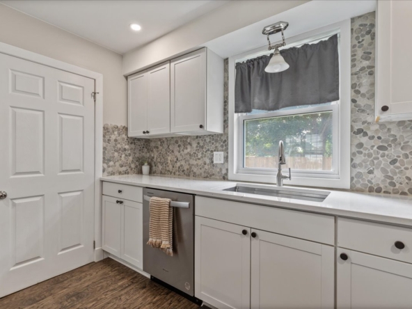 06-2 North Court St E Int-4709