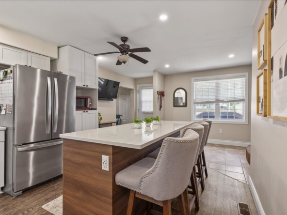 07-2 North Court St E Int-4718