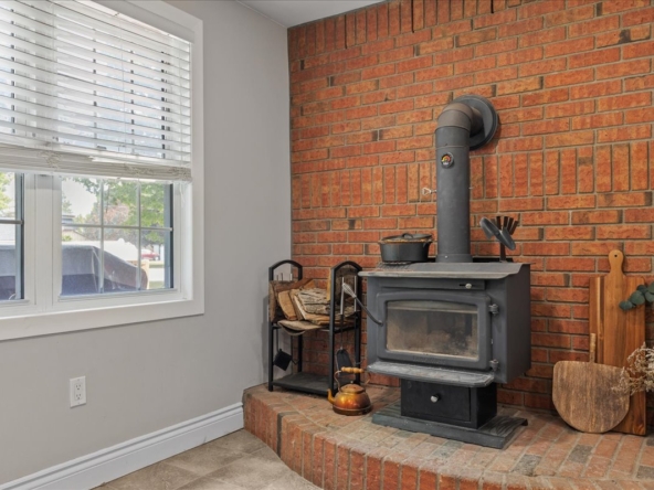 08-2 North Court St E Int-4739