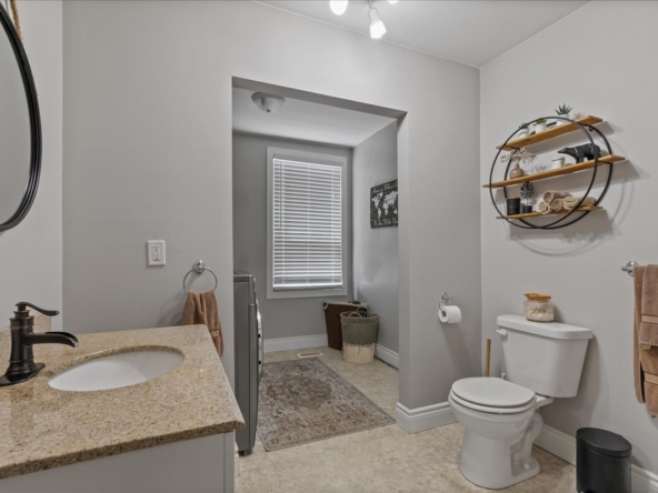 15-2 North Court St E Int-4775