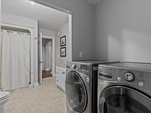 16-2 North Court St E Int-4778