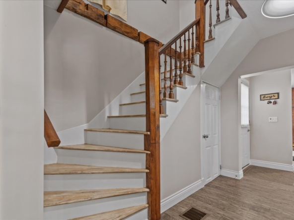 17-2 North Court St E Int-4772