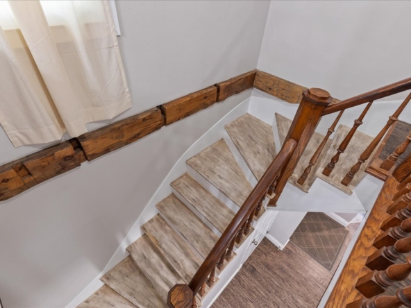 18-2 North Court St E Int-4787