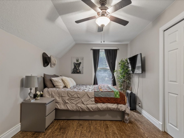 22-2 North Court St E Int-4799