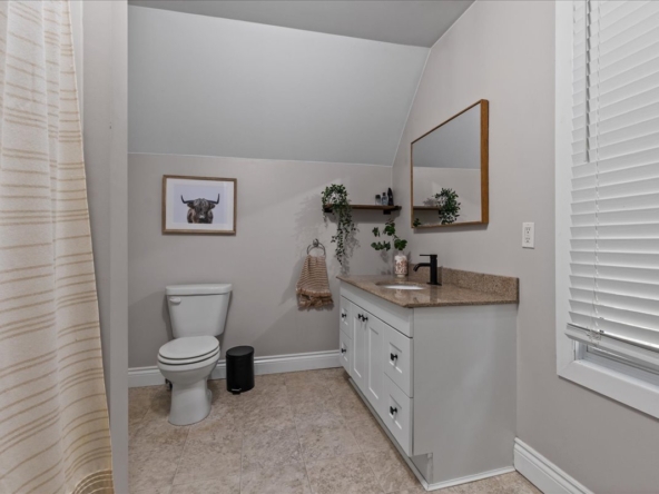 24-2 North Court St E Int-4808