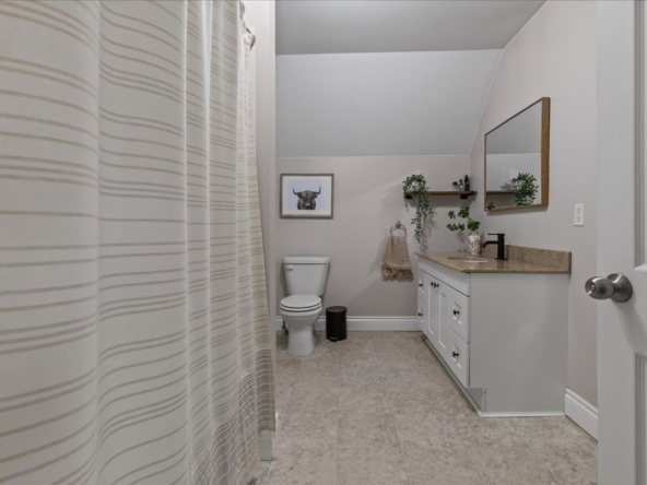 25-2 North Court St E Int-4814