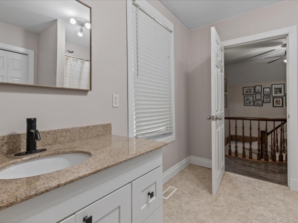 26-2 North Court St E Int-4817